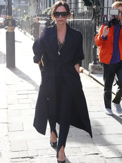 Victoria Beckham insegna: mai più senza i pantaloni con spacco davanti!