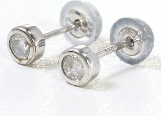 C&A Unbranded (18K) Stud Earrings (Pre-Owned)