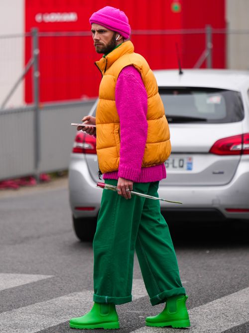 Influencer Karb trägt ein angesagtes Winter Must have, das Puffer Gilet, als cooles Farb-Statement in Paris