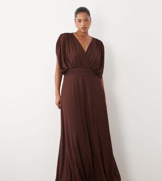 Tfnc Plus TFNC - Vestito lungo da damigella in chiffon a pieghe color cioccolato taglia comoda-Marrone