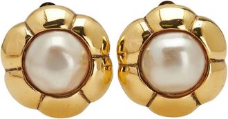 Chanel 1970-1980 vergulde oorclips met imitatieparel en bloem - Goud