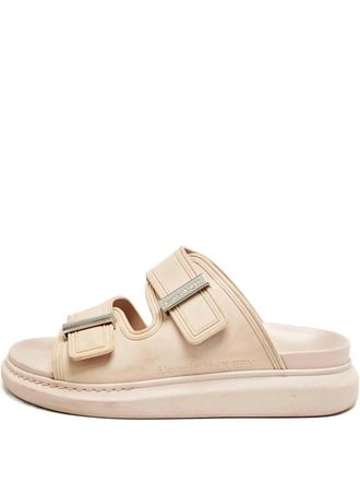 Alexander McQueen 2024 sculptural rubber slides - Neutrals