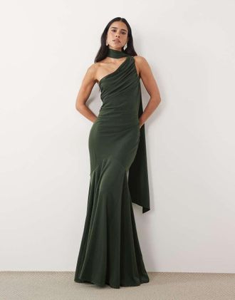 Pretty Lavish Porto abito maxi monospalla con collo a sciarpa in satin opaco verde scuro