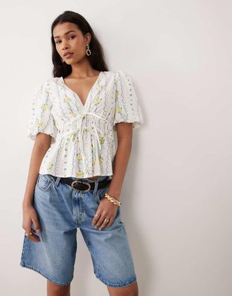 Nobody's Child Cordelia - Top bianco a fiori con scollo a V e maniche a sbuffo con laccetti