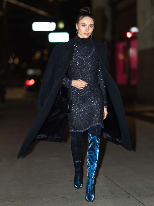 Mary Leest trägt ein glitzerndes Kleid mit Samtstiefeln und schwarzer Mantel auf der New York Fashion Week.