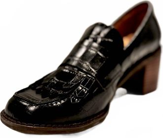 All Black Womens Kilty Heeled Loafers In Black