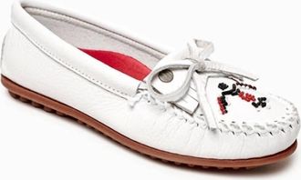 Minnetonka Womens Thunderbird Animikii Hardsole Moccasin In White
