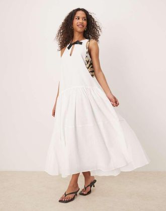 Ghospell Vestito midi bianco a balze con fiocco a contrasto