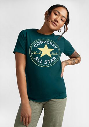 Converse T-Shirt CONVERSE UNISEX CONVERSE GO-TO ALL STAR PATCH LOGO STANDARD FIT T-SHIRT, Damen, Gr. XS, rubber plant, Single Jersey, Obermaterial: 100% Baumwo