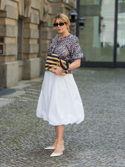 La gonna bianca a nuvola è la tendenza di passaggio che amiamo