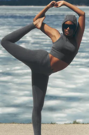 Alo | Seamless High-Waist Two Tone Rib Legging in Dark Misty Grey Heather, Size: Medium