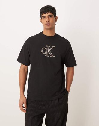Calvin Klein Jeans T-shirt nera con monogramma del logo in rilievo-Nero