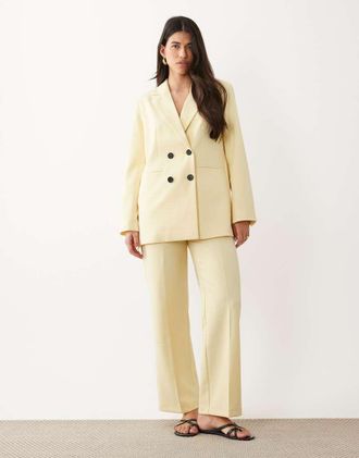 Vero Moda Pantaloni sartoriali a fondo ampio giallo pastello in coordinato