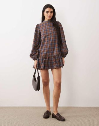 Glamorous Vestito corto accollato con maniche a sbuffo blu e marrone a quadri-Multicolore