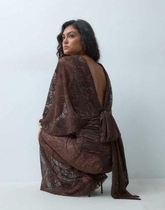 Asos vestito lungo in pizzo con maniche con volant e schiena a V color cioccolato-Marrone