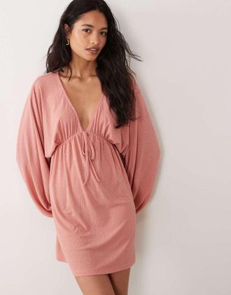 Miss Selfridge vestito mini con maniche lunghe a pipistrello e nodo sul davanti in rosa cipria-Rame