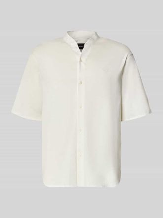 Emporio Armani Regular Fit Freizeithemd mit V-Ausschnitt und Label-Stitching in Offwhite, Gr&ouml;&szlig;e XXL
