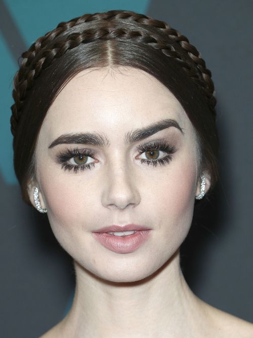 Lilly Collins auf dem Red Carpet in Hollywood, Los Angeles, mit einer Flechtfrisur.
