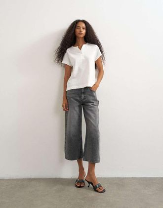 Topshop Jeans corti comodi a vita medio alta nero slavato