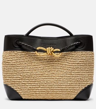 Bottega Veneta Bolso Andiamo Small de rafia con piel
