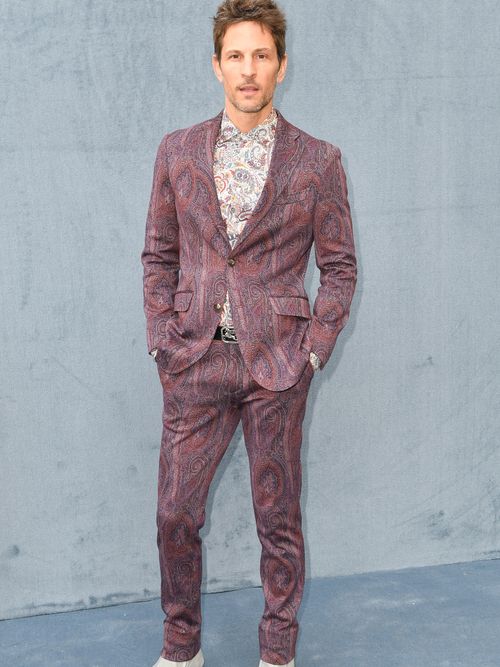 Model Kelly Rippy in einen Anzug von Etro in Mailand