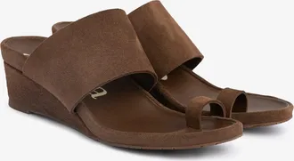 Pedro Garcia Toe ring midi wedge sandal in brown suede | Weilis| Spring Summer 26 | PEDRO GARCIA