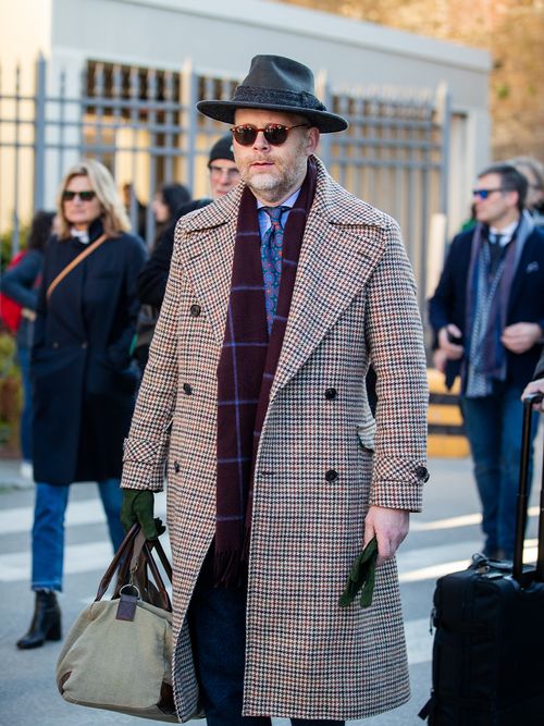 Streetstyle mit kariertem Mantel und einem Wollhut.