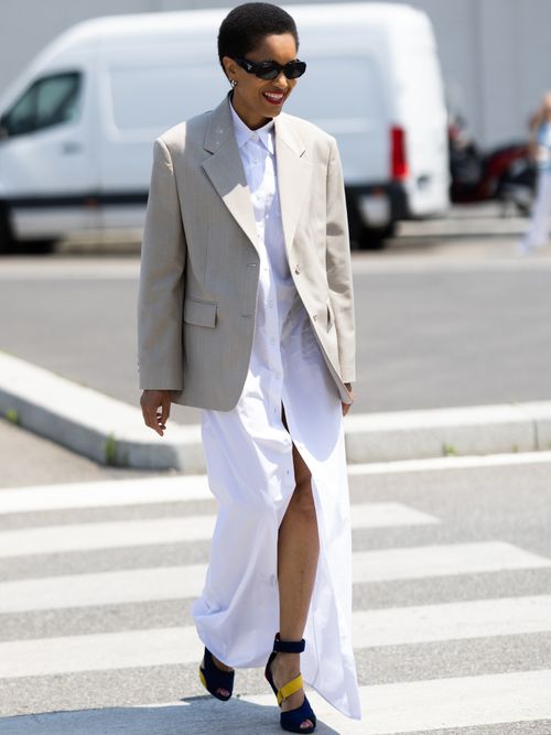 Tamu McPherson trägt ein langes weißes Hemdkleid mit beigen Blazer auf der Milan Fashion Week.