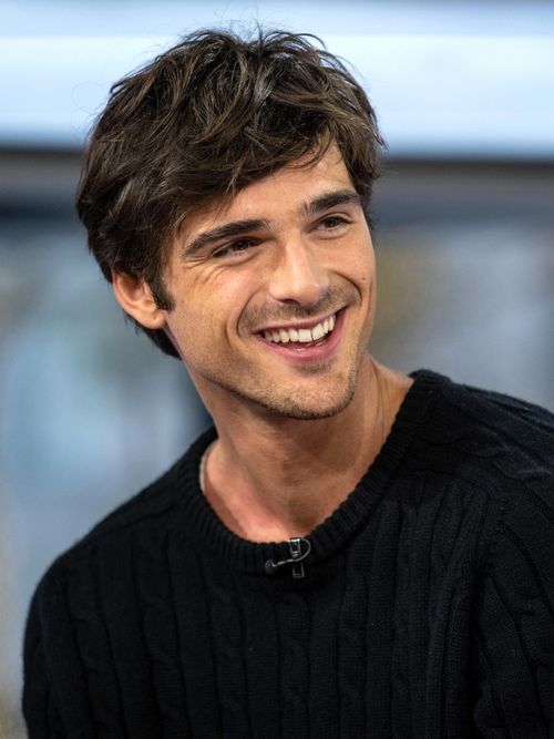 Jacob Elordi trägt einen schwarzen Pullover auf einer Premiere.