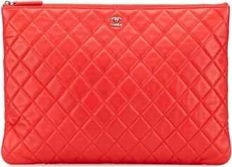 Chanel 2016-2017 Large Quilted Lambskin O Case clutch bag - women - Lambskin - One Size - Red