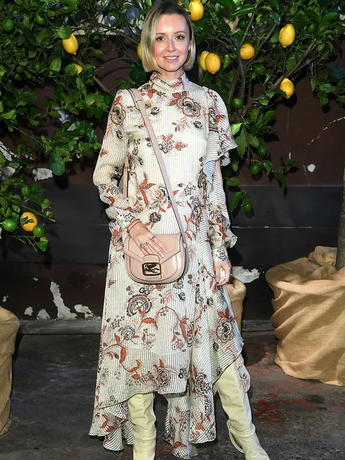 Frau mit Blumenkleid und Stiefeln.