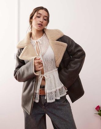 Miss Selfridge Giacca in pelle sintetica marrone con pile borg a contrasto