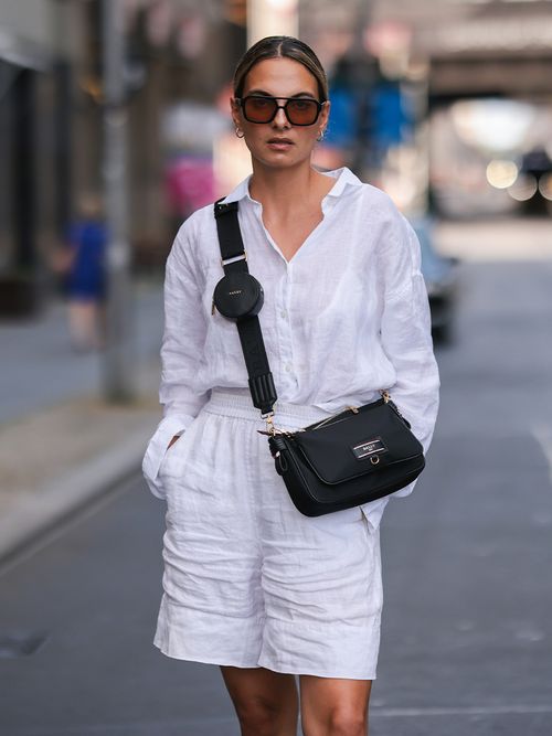 Streetstyle mit einem Outfit ganz in weiß und einer schwarzen Crossbody-Bag.
