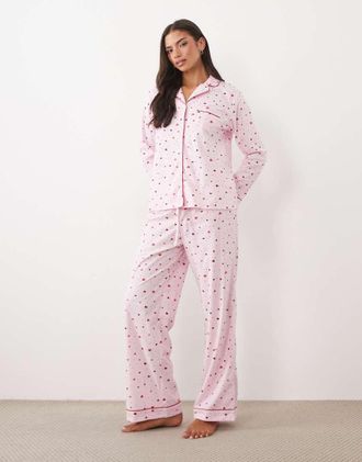Boux Avenue pigiama con camicia a maniche lunghe con colletto a rever e pantaloni, in borsa, stampa cuori rosa