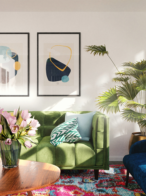 Grünes Samtsofa mit einer großen Palmenpflanze und rosa Tulpen auf dem Tisch.