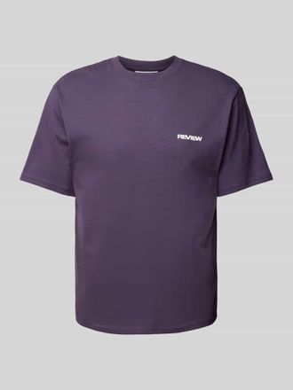 Review T-Shirt mit Label-Print in Aubergine, Gr&ouml;&szlig;e L