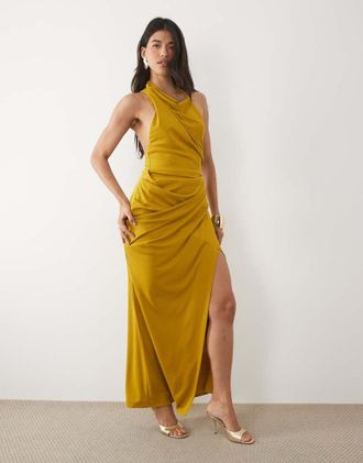 Asos Vestito lungo accollato con vita arricciata e schiena scoperta color ocra-Oro