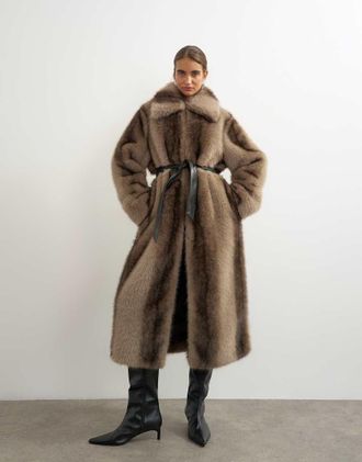 Topshop cappotto lungo in pelliccia sintetica con cintura in similpelle color moka-Marrone