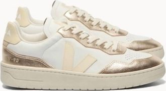 Veja Womens V-90 Sneakers In White Calcaire Platine