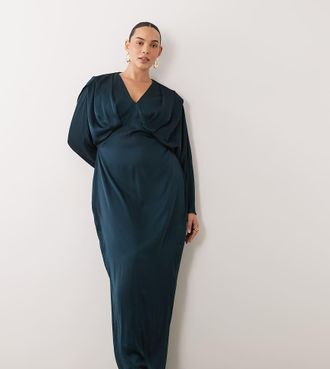 Tfnc Plus vestito lungo in raso con scollo profondo e maniche a kimono verde smeraldo