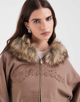 Hollister felpa con cappuccio con zip, logo grafico e bordi in pelliccia, marrone
