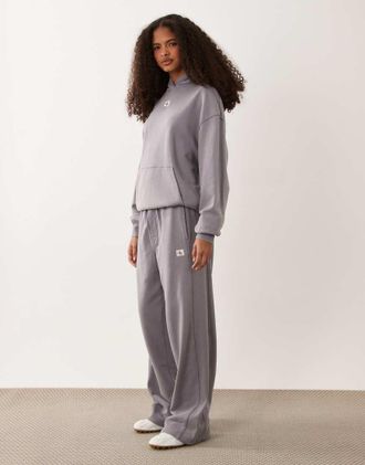 Calvin Klein Jeans etichetta tessuta pantaloni in spugna coordinato in grigio lilla-Argento