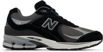 New Balance Unisex 2002R en Negro/Gris, Gamuza/Malla, Talla 40.5