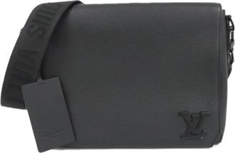 Louis Vuitton Black Leather Shoulder Bag (Pre-Owned)