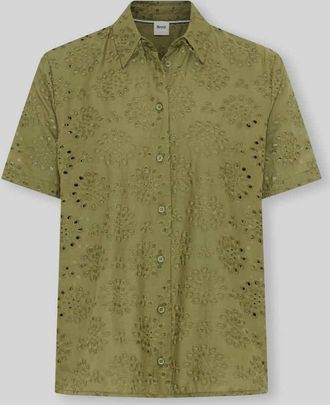 Brax Brax Regular Fit Bluse aus reiner Baumwolle mit Lochstickerei in Oliv, Gr&ouml;&szlig;e 40