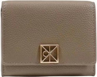 Calvin Klein Cartera Trifold con Placa Geom&eacute;trica del Logo - Accessories - Mujer - Beige - ONE SIZE