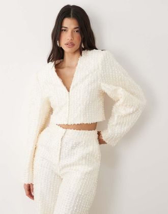 Asos Blazer corto in boucl&eacute; color crema con maniche ovoidali in coordinato-Bianco