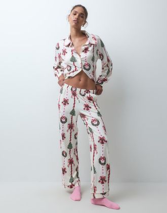 Chelsea Peers set pigiama natalizio super morbido con colletto oversize e bottoni, rosa a righe con ghirlande