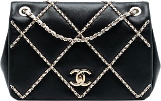 Chanel Borsa a tracolla Entwined piccola in pelle di agnello con battente e catena 2021 - Nero
