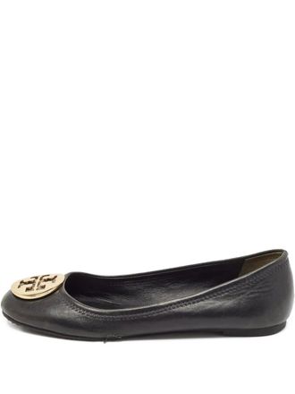 Tory Burch pre-owned Minnie logo-plaque ballet flats - women - Leather/Leather/Leather - 38.5 - Black